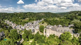 Blick auf Monschau mit Burg, © Eifel Tourismus GmbH, Dominik Ketz