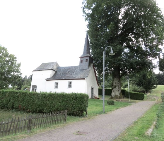 Filialkirche St. Antonius mit Ulme, © Tourist-Information Hocheifel-Nürburgring, VG Adenau