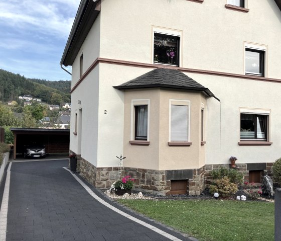 Hofeinfahrt zum reservierten Parkplatz im Carport