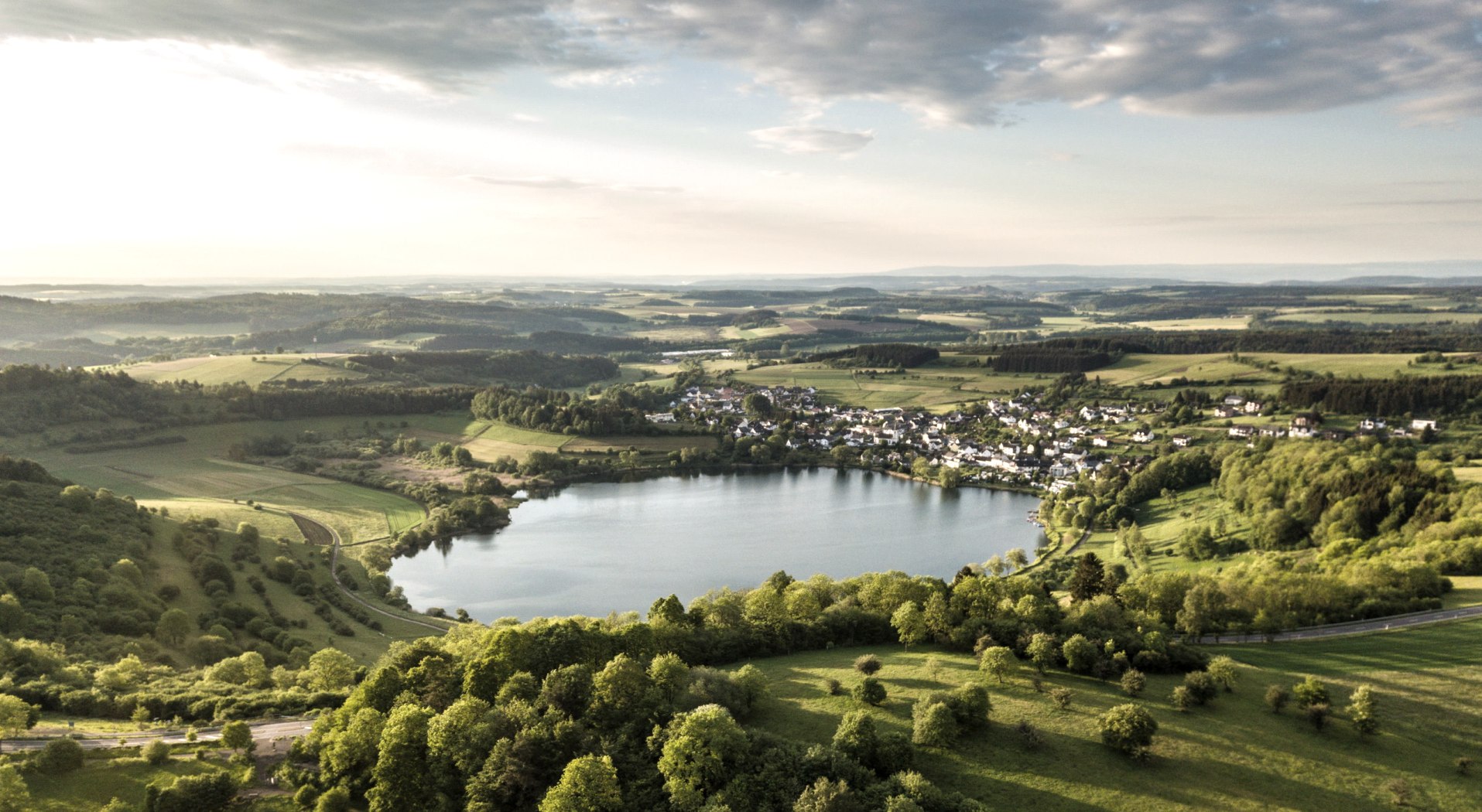 Sonnenaufgang Schalkenmehrener Maar in der Eifel, © Eifel Tourismus GmbH, D. Ketz