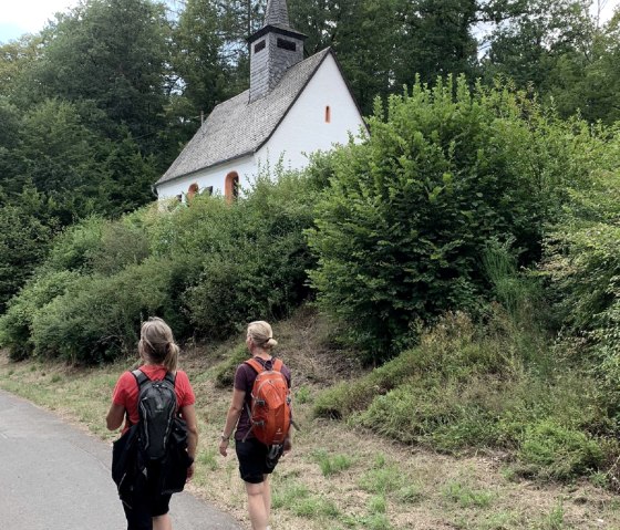 Wanderer unterhalb 24-Nothelfer-Kapelle Eichenbach, © DanielaSchmitz,Tourist-Info Hocheifel-Nürburgring