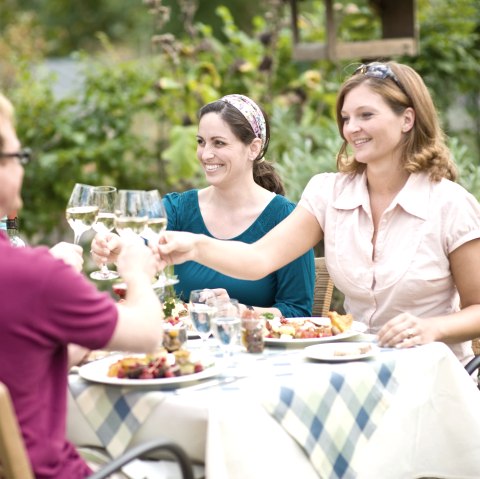 Nach der Wanderung bei einem regionalen Abendessen entspannen, © Eifel Tourismus GmbH - Dominik Ketz