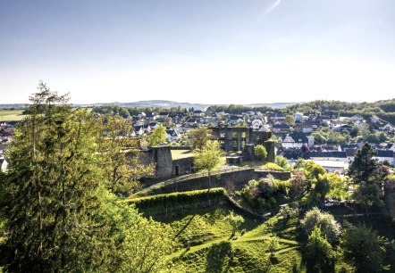 Burgruine mit Blick auf Ulmen, © GesundLand Vulkaneifel/D. Ketz