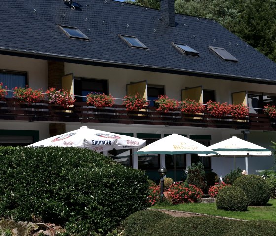 Außenansicht Zimmer mit Balkon Gartenblick, © Verena Kartz