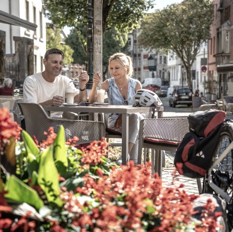 Gemütliche Radler-Pause am historischen Marktplatz Kornelimünster, © Eifel Tourismus GmbH, Dennis Stratmann