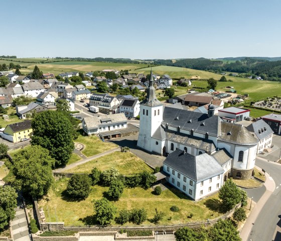 Blick auf Bleialf mit Pfarrkirche, © ET-2023-060-Pfarrkirche Sankt Marien, Bleialf-©Eifel Tourismus GmbH, Dominik Ketz.jpg