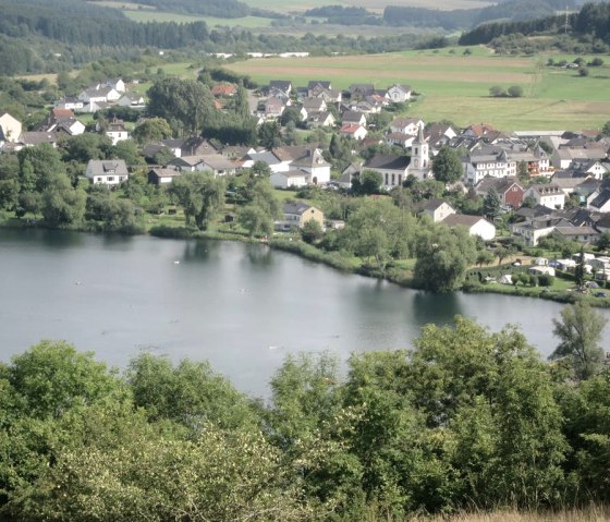 Blick auf Schalkenmehren im Sommer