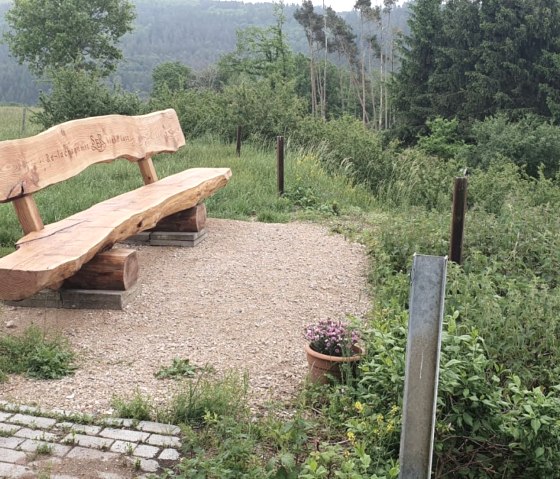 Gemütliche Pause Panoramabank Müsch, © TI Hocheifel-Nürburgring, Bernd Backes