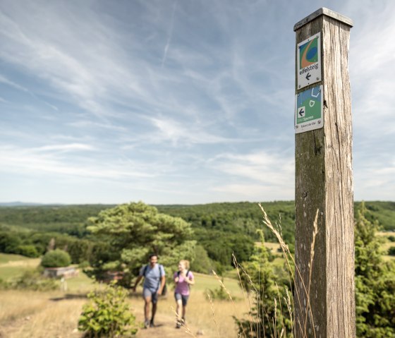 EifelSpur Toskana der Eifel, Wegemarkierung und Blick in die Landschaft, © Eifel Tourismus GmbH, Dominik Ketz