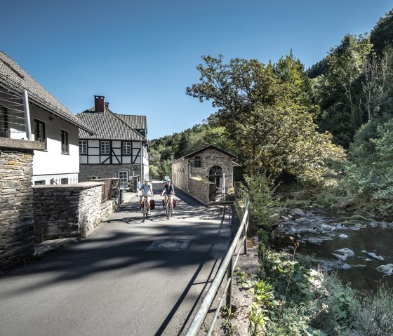 Entlang der Rur bei Monschau radeln, © Eifel Tourismus GmbH, Dennis Stratmann