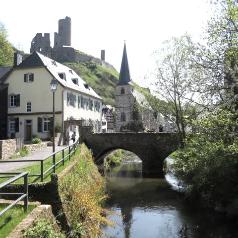 Pfarrkirche im Frühling, © Foto: Svenja Schulze-Entrup, Quelle: Touristik-Büro Vordereifel