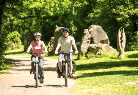 Der Vulkanpark-Radweg führt durch den Nettepark mit Skulpturen, © Eifel Tourismus GmbH, Dominik Ketz