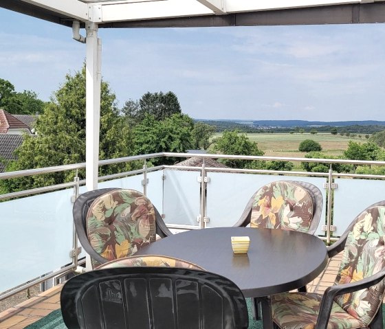 Überdachte Terrasse mit Weitblick