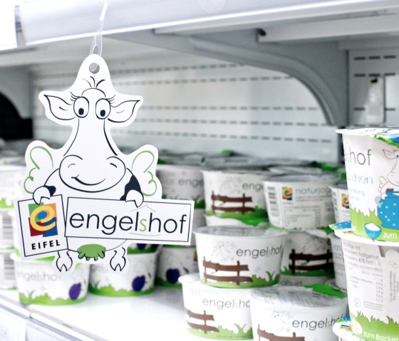 Engelshof, Milchprodukte im Kühlregal, © Engelshof