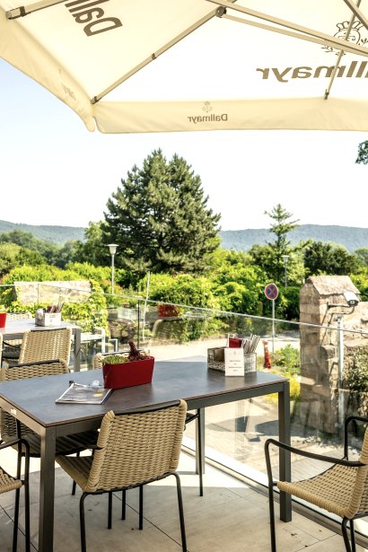 Klostergaststätte Maria Laach, Terrasse, © Eifel Tourismus GmbH, Dominik Ketz