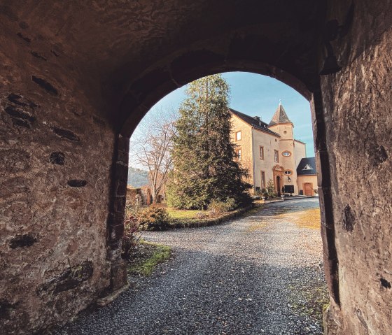 Blick durchs Tor, Schloss Roth, © Felsenland Südeifel Tourismus GmbH, AC Krebs