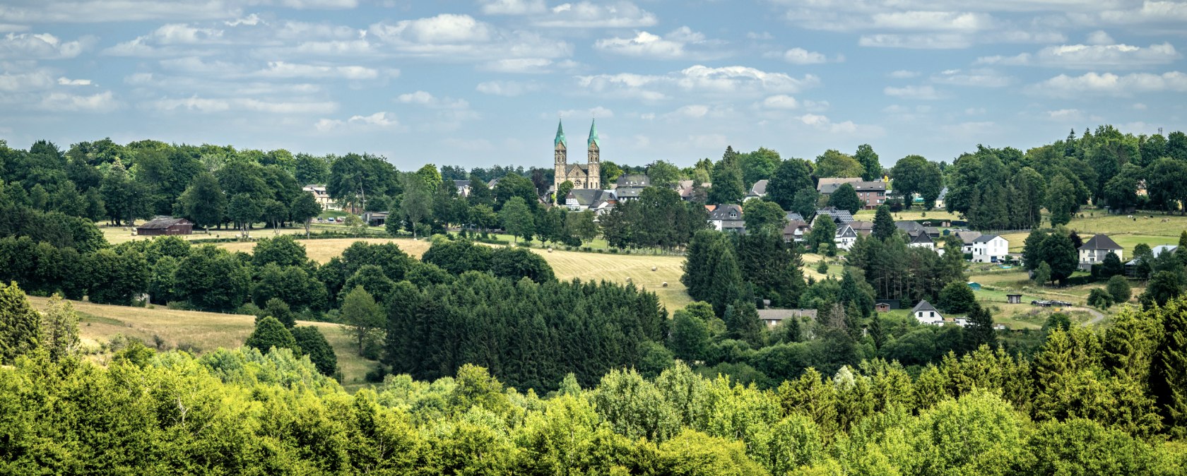 Ausblick Vennapostelweg auf Dom Kalterherberg, © Eifel Tourismus GmbH, Dominik Ketz