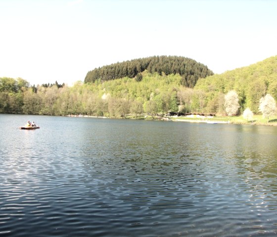 Gemündener Maar mit Schwimmbad