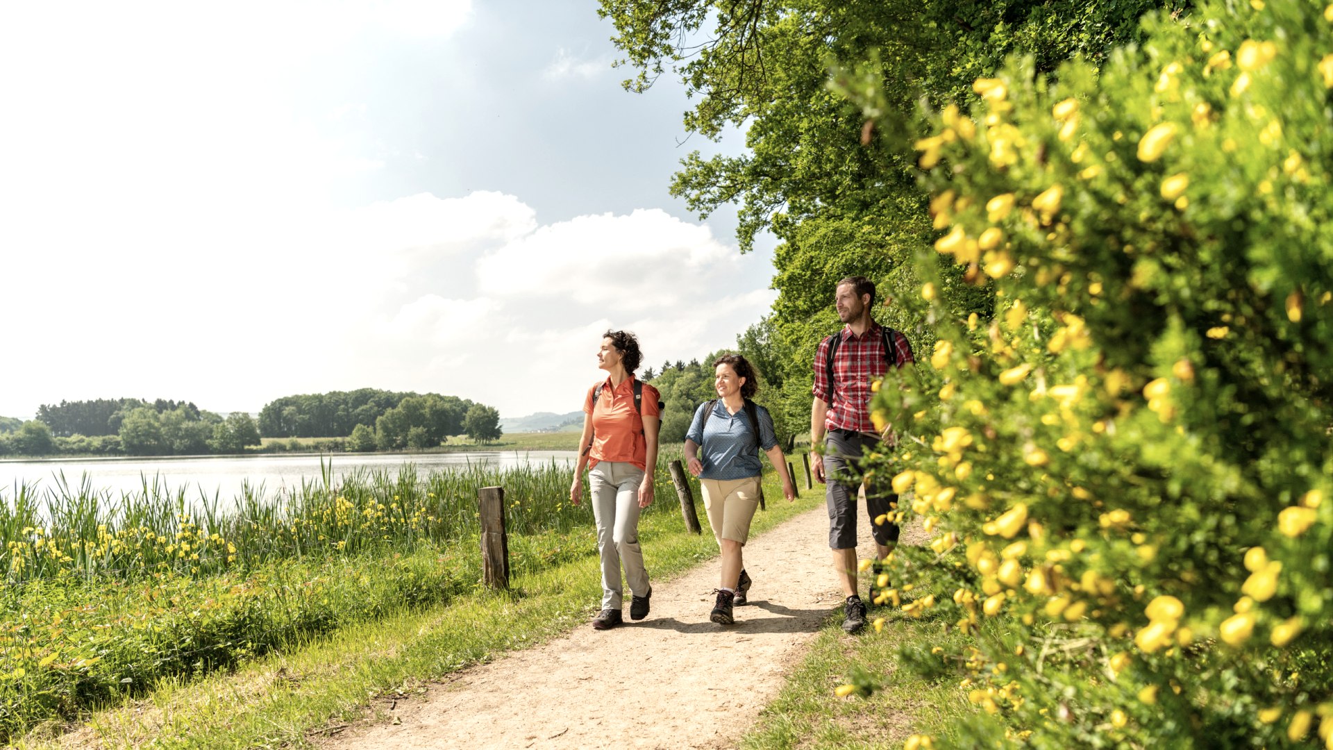 Wanderer am Roddermaar, © Eifel Tourismus GmbH, Dominik Ketz 