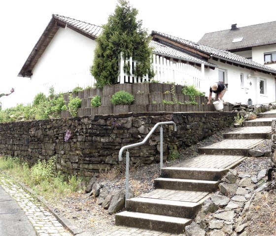 Hausansicht Straße mit Treppe