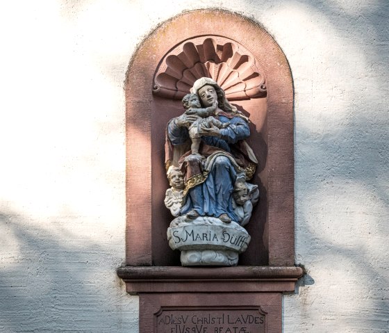 Madonna boven het portaal van de Schankweiler Klause, © Eifel Tourismus GmbH / Dominik Ketz