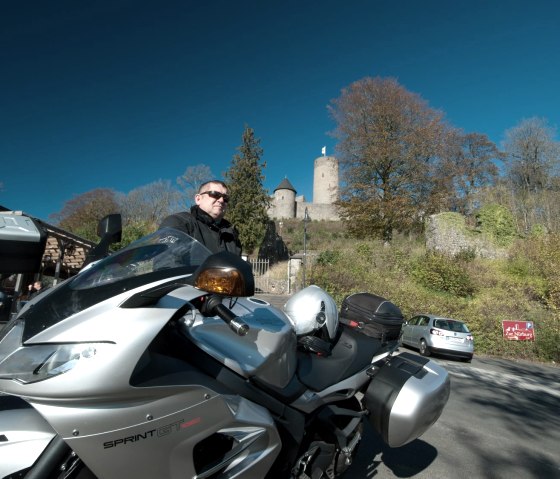 Motorradtouren Eifel: Rast an der Nürburg, © RoadConcept