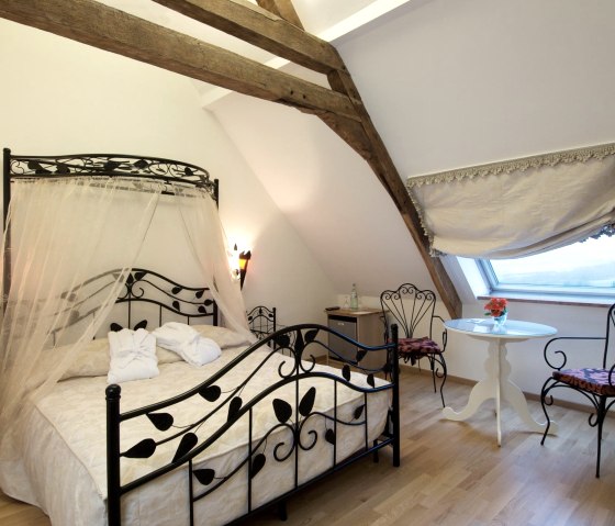 Chambre double Burghaus, © Nordeifel Tourismus GmbH & Burghaus und Villa Kronenburg