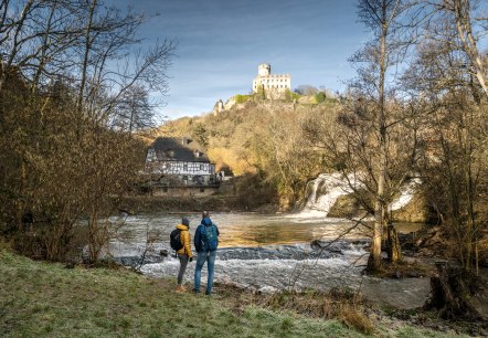 Blick über Elzbach, Pyrmonter Mühle und zur Burg Pyrmont, © Eifel Tourismus GmbH, D. Ketz