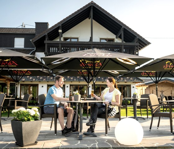 Einkehren im Landhotel Ewerts in Insul am Ahr-Radweg, © Eifel Tourismus GmbH, Dominik Ketz