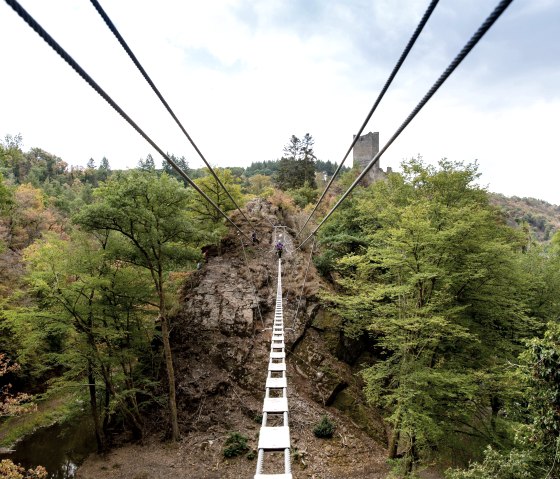 Überqueren der Burgenbrücke, © GesundLand Vulkaneifel/phormat.de