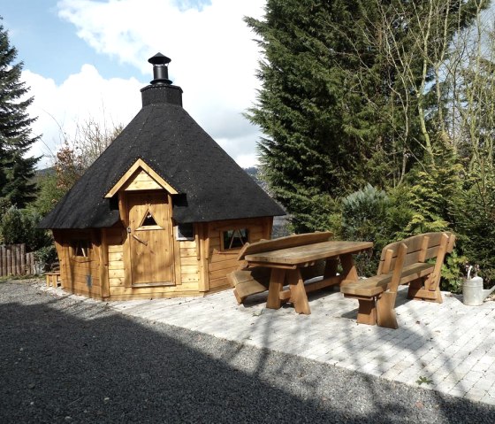 Finnische Grillhütte mit Rentierfellen zu mieten, © Ewert