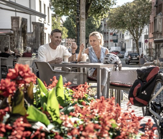 Gemütliche Radler-Pause am historischen Marktplatz Kornelimünster, © Eifel Tourismus GmbH, Dennis Stratmann