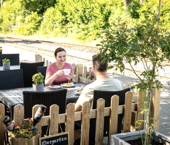 Biergarten am Bahnhof Engeln, © Eifel Tourismus GmbH/Dominik Ketz