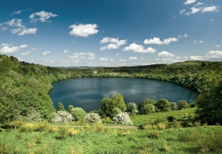 Weinfelder Maar mit Kapelle, © Rheinland-Pfalz Tourismus GmbH/D. Ketz