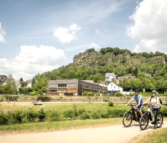 Kyll-Radweg in Gerolstein. mit Dolomiten im Hintergrund, © Eifel Tourismus GmbH, Dominik Ketz