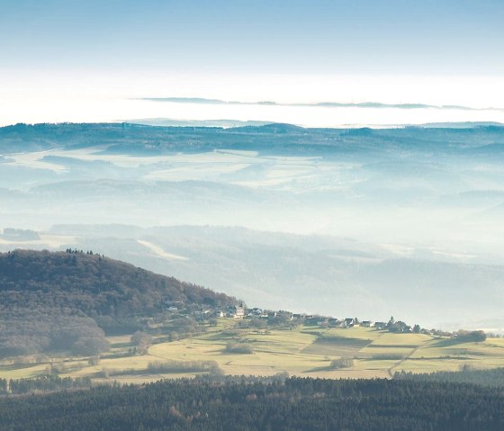 Luftbild vom Aremberg, hinten links die Nürburg, © eifelfoto.com