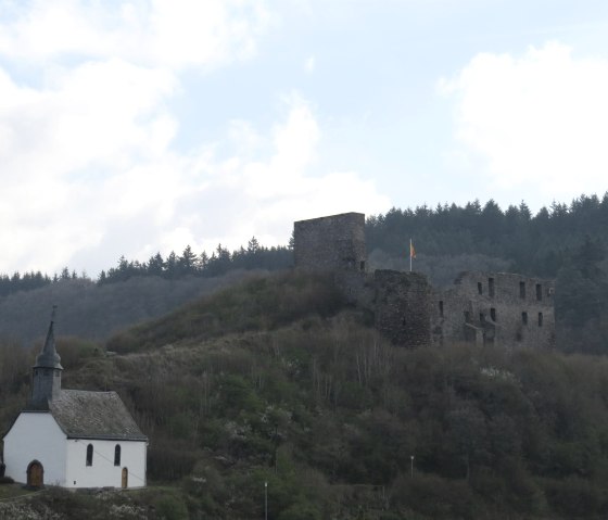 Blick auf die Kapelle unterhalb der Burgruine, © Foto: Svenja Schulze-Entrup, Quelle: Touristik-Büro Vordereifel