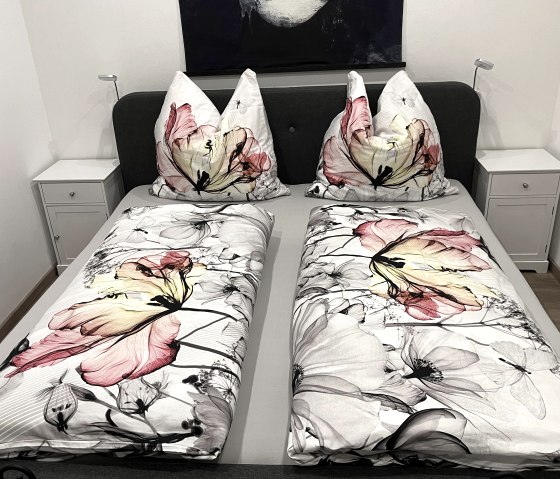 Schlafzimmer 1 mit gemütlichem Bett