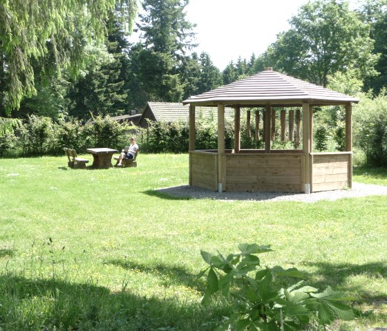 Rastplatz mit Waldmusik am Löwenzahn-Erlebnispfad, © Gemeinde Nettersheim