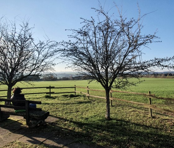 Blick auf Seffern mit Ruhebank vor der Kapelle  - Bitburger LandGang Seffern/Sefferweich, © TI Bitburger Land - Steffi Wagner