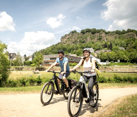 Radfahrer vor den Gerolsteiner Dolomiten, © Eifel Tourismus GmbH, Dominik Ketz