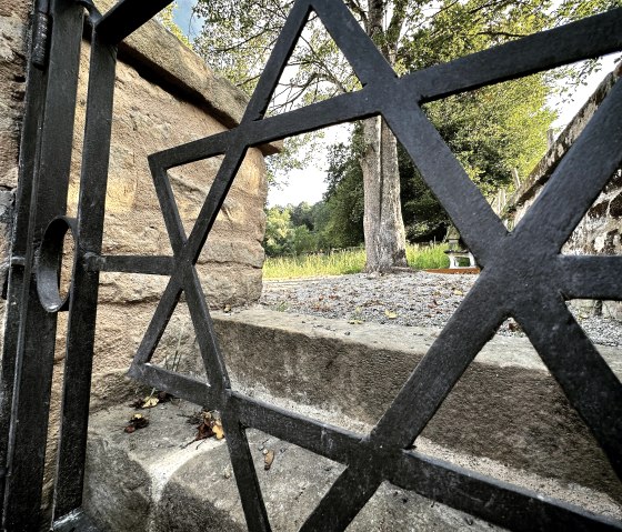 Jüdischer Friedhof Eingangsbereich, © Felsenland Südeifel Tourismus GmbH, A. C. Krebs