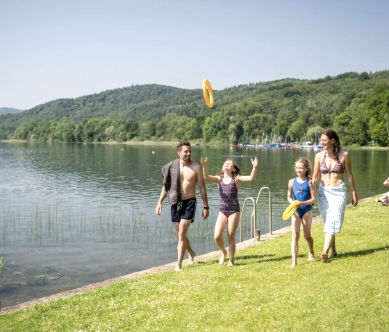 Natation au camping, © Eifel Tourismus GmbH, Dominik Ketz