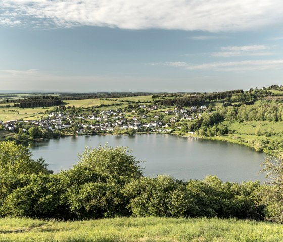 Blick auf das Schalkenmehrener Maar, © Eifel Tourismus GmbH, Dominik Ketz