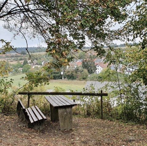 Blick auf Gransdorf mit Sitzgelegenheit, © TI BItburger Land - Steffi Wagner