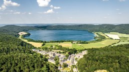 Laacher See mit Abtei Maria Laach, © Eifel Tourismus GmbH, Dominik Ketz