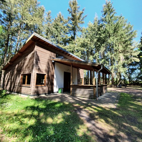 Drei-Eichen-Hütte am Start- bzw. Endpunkt der HeimatSpur Wald-Wohlfühl- Weg, © GesundLand Vulkaneifel GmbH