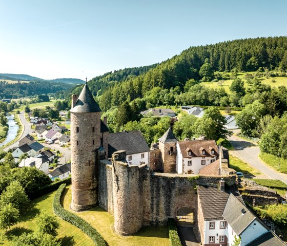 ET-2023-029-Kyll-Radweg, Mürlenbach mit Bertradaburg, © Eifel Tourismus GmbH, Dominik Ketz