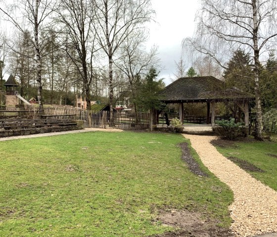 Spielplatz und Pavillon, © Eifel-Zoo Lünebach, Wallpott