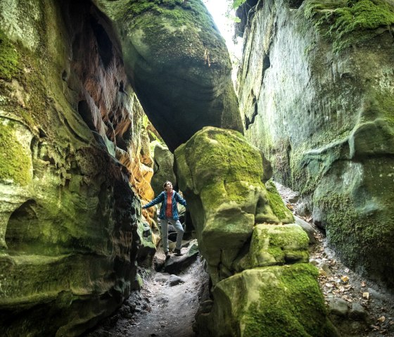 Inmitten der Felsen in der Teufelsschlucht, © Eifel Tourismus GmbH, D. Ketz